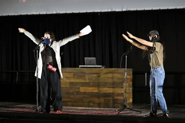 Главный творческий тандем картины - исполнитель главной роли и продюсер Фраэнсис Макдорманд и режиссер постановщик Хлоя Чжао на премьере фильма в августе 2020 г.