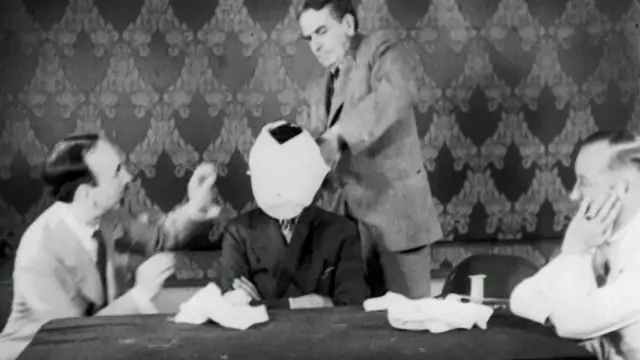 Шифокорлар синов учун Куда Букснинг юзини боғлашаяпти