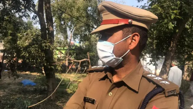 अल्ताफ़ की हिरासत में हत्या का आरोप पुलिस पर है और अधिकारी कुछ भी बोलने से बच रहे हैं