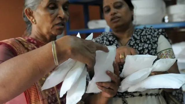 સેનિટરી નેપકિન સાથે બે મહિલાઓ