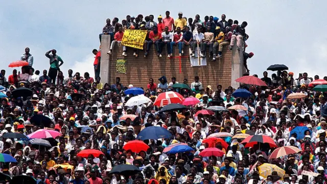 নেলসন ম্যান্ডেলার মুক্তি উপলক্ষে সোয়েটো শহরে উৎসব।