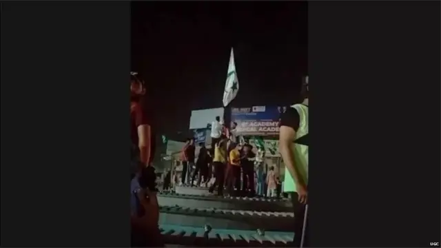 झेंडा लावणारे तरुण