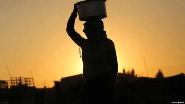 ਔਰਤਾਂ ਦੀ ਤਸਵੀਰ ਜਿਨ੍ਹਾਂ ਨੇ ਸਿਰ 'ਤੇ ਕੁਝ ਚੁੱਕਿਆ ਹੋਇਆ ਹੈ ਪਰ ਚਿਹਰਾ ਨਜ਼ਰ ਨਹੀਂ ਆਉਂਦਾ।