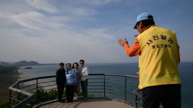 통일전망대에서 기념사진을 찍는 사람들