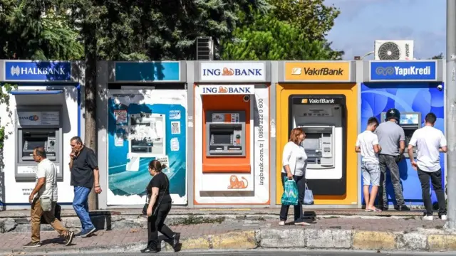 BDDK verilerine göre 13 haftalık, yıllıklandırılmış ve kur etkisinden arındırılmış kredi büyüme hızı yüzde 45'i aştı. Bunun iki temel nedeni var: Alım gücünün düşmesi ve enflasyonun yüksek olması. Ekonomist Derici Şengül, "Enflasyonun yarattığı talebi öne çekmek söz konusu, tasarruf etmektense parayı harcamak mantıklı" diyor.