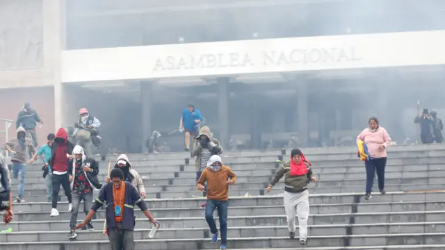 Manifestantes en las escaleras de la Asamblea Nacional.