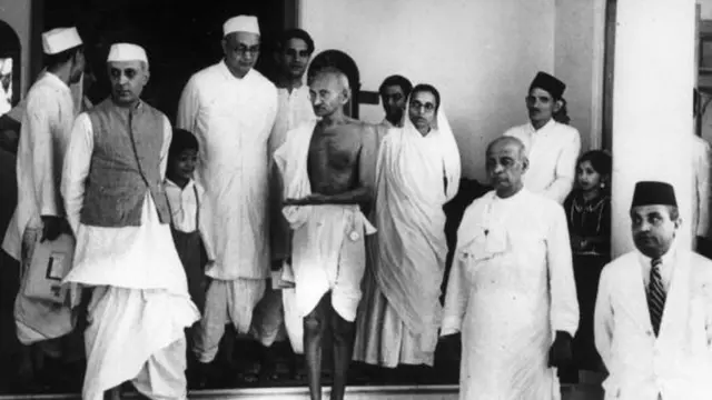 સરદાર પટેલ, જવાહરલાલ નહેરુ અને અન્ય લોકો સાથે મહાત્મા ગાંધી