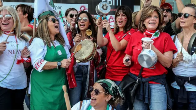 женщины в ливане с кастрюлями в руках