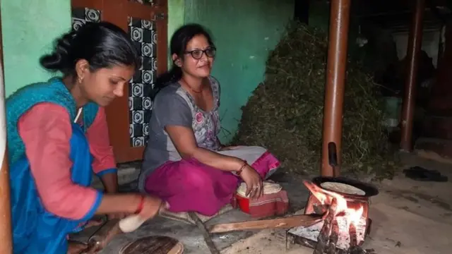 Caption- நிர்மலா செளந்தர்யால் (கண்ணாடி அணிந்தவர்) பருவநிலை மாற்றத்தின் சமூக தாக்கம் குறித்து கவலை தெரிவிக்கிறார்