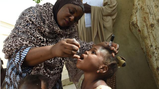 Un enfant recevant le vaccin contre la polio dans le nord du Nigeria