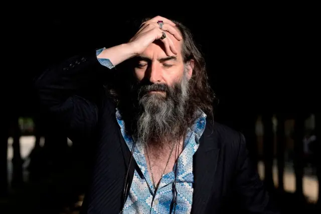 Уоррен Эллис - автор музыки к альбому Марианны Фейтфулл She Walks in Beauty