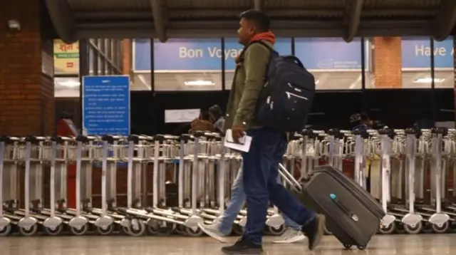 त्रिभुवन अन्तर्राष्ट्रिय विमानस्थलतिर जाँदै दुई व्यक्ति 