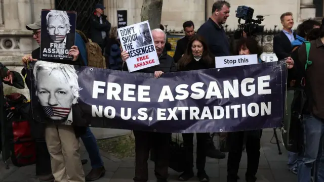 Assange ile dayanışma amacıyla Mahkeme önünde eylemler yapıldı.