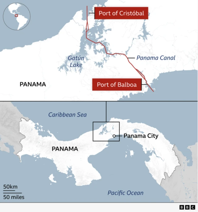 BBC製作的巴拿馬地圖顯示巴拿馬運河的路線，運河連接加勒比海沿岸的克里斯托瓦爾港和太平洋沿岸的巴爾博亞港。下方的位置圖顯示，運河位於巴拿馬城附近，坐落於連接加勒比海與太平洋的狹窄巴拿馬地峽。