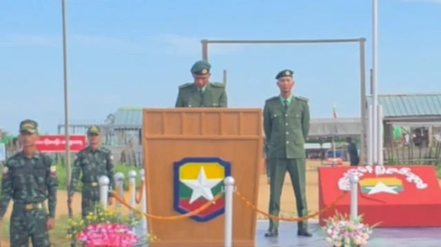 မိန့်ခွန်းပြောနေတဲ့ ဝါရာဇွပ် ပြည်သူ့စစ်ခေါင်းဆောင် မင်းဇေသန့်