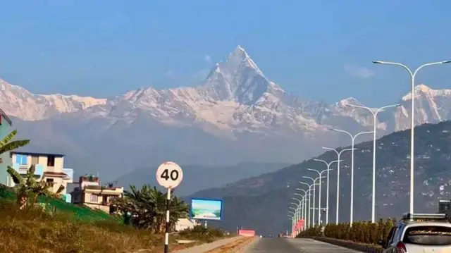 ကြည်လင်နေတဲ့ကောင်းကင်နဲ့ လမ်းကနေ ရှင်းလင်းစွာမြင်နေရတဲ့ ဖစ်ရှ်တေးတောင်တန်းရဲ့ပုံ 