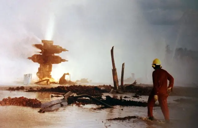 పాశర్లపూడి వెల్ వద్ద పాడైన పాత బీవోపీని శాండ్ కటింగ్ ద్వారా తొలగించారు