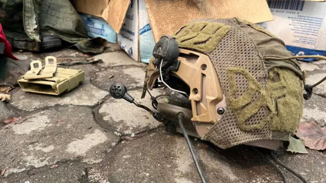 Un casque militaire gît sur le sol