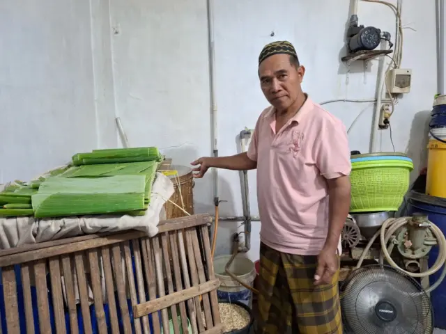 Sururi, perajin tempe di Makassar, Sulawesi Selatan, mengatakan harga kedelai sudah naik sejak konflik AS-Israel dan Iran berlangsung.