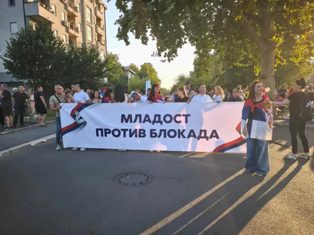 skup sns, pristalice sns protiv blokada, šetnja sns protiv blokada 13. septembra