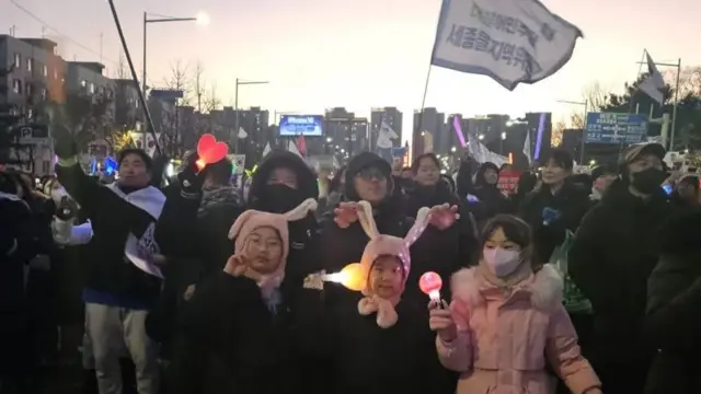 Many pipo bin come wit lightsticks, wey dem dey commonly seen for K-pop concerts