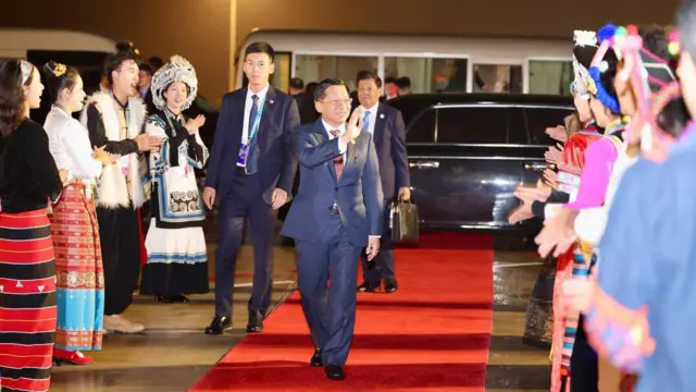 ဗိုလ်ချုပ်မှူးကြီးမင်းအောင်လှိုင်က တရုတ်လုပ်ငန်းရှင်တွေနဲ့ တွေ့ဆုံပြီး မြန်မာမှာ စီးပွားရေးလုပ်ဖို့ ဖိတ်ခေါ်ပါတယ်။