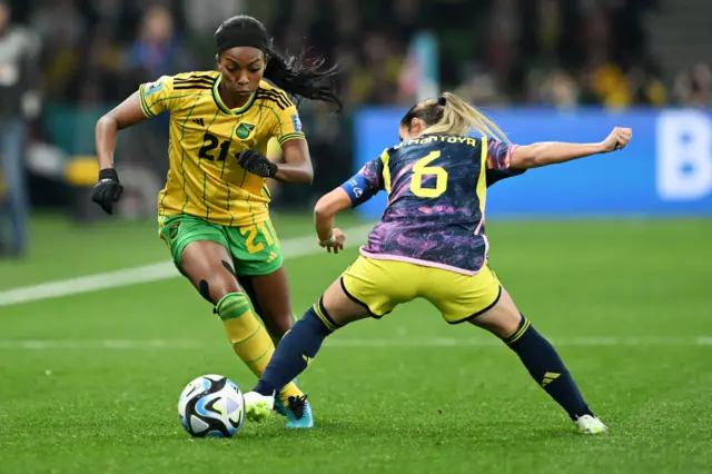 Cheyna Matthews repousse un tacle de l'adversaire alors qu'elle court vers l'avant.