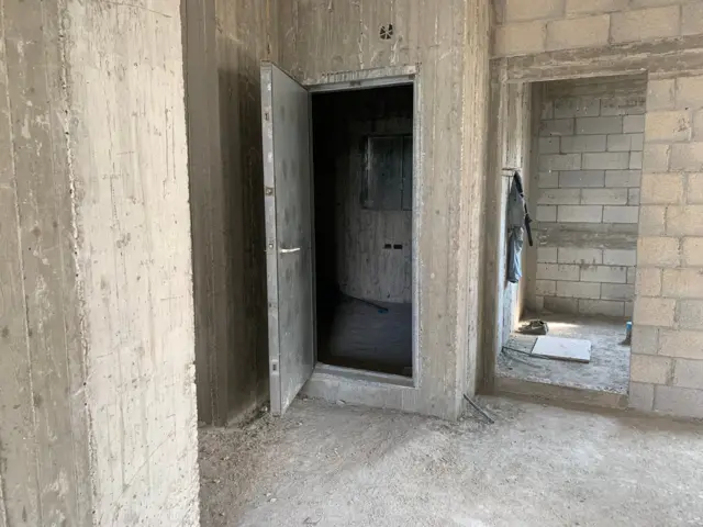 یک ساختمان نیمه‌کاره در شهر سدیروت، اسرائیل