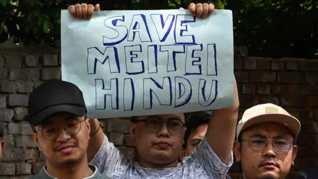 মণিপুরের প্রায় ৬৫% মানুষ মেইতেই গোষ্ঠীর, যারা ধর্মীয়ভাবে হিন্দু