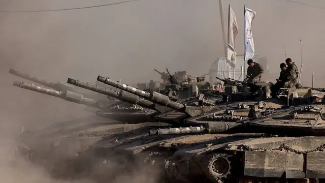 Soldados israelíes sobre tanques en la frontera entre Gaza e Israel