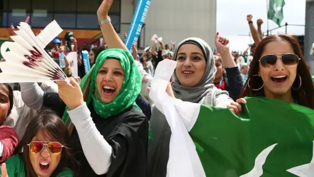 பாகிஸ்தான் கிரிக்கெட் ரசிகர்களிடையே அபிஷேக் சர்மா மிகவும் பிரபலமானவர். 2025 ஆம் ஆண்டில், பாகிஸ்தானில் கூகுளில் அதிகம் தேடப்பட்ட கிரிக்கெட் வீரர் என்ற பெருமையைப் பெற்றார்.