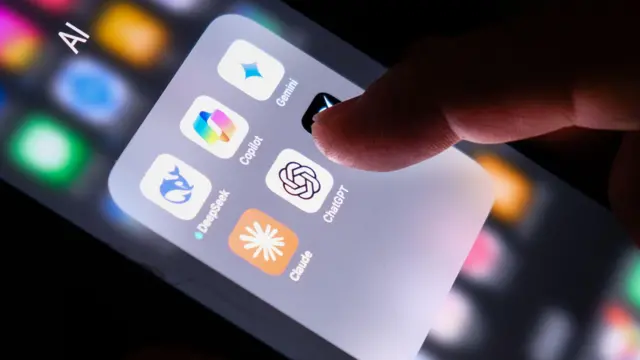 شاشة هاتف ويظهر عليها مجموعة من تطبيقات الذكاء الاصطناعي