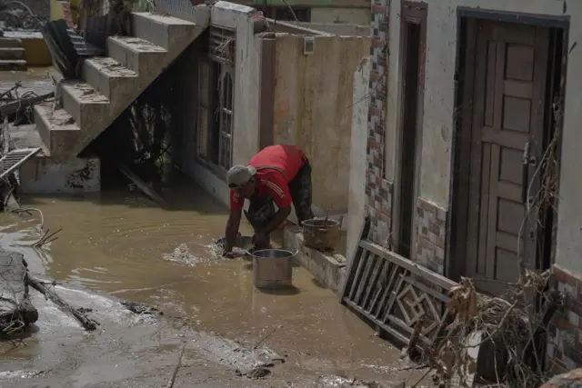 Sekelompok warga membersihkan rumahnya rusak pascabanjir di Desa Lintang Bawah dan Desa Sukajadi, Kecamatan Kuala Simpang, Aceh Tamiang.