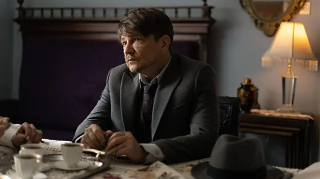 Драган Бјелогрлић као инспектор Андра Танасијевић, Сенке над Балканом