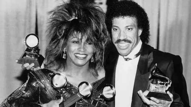 Mu 1985 Tina yishimira igihembo cya Grammy Award ari kumwe na Lionel Richie, yatwaye ibi bihembo byose hamwe umunani