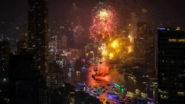 Tayland'da yeni yılın kutlanmasıyla birlikte Bangkok'taki Chao Phraya Nehri kıyısında binlerce kişi kuyruk oluşturdu.