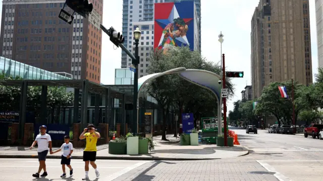 Varias personas caminando por el centro de Houston.