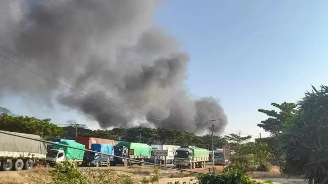 မြဝတီ-ကော့ကရိတ် အာရှလမ်းမပေါ်က ပိတ်မိနေတဲ့ ကုန်တင်ကားတွေ