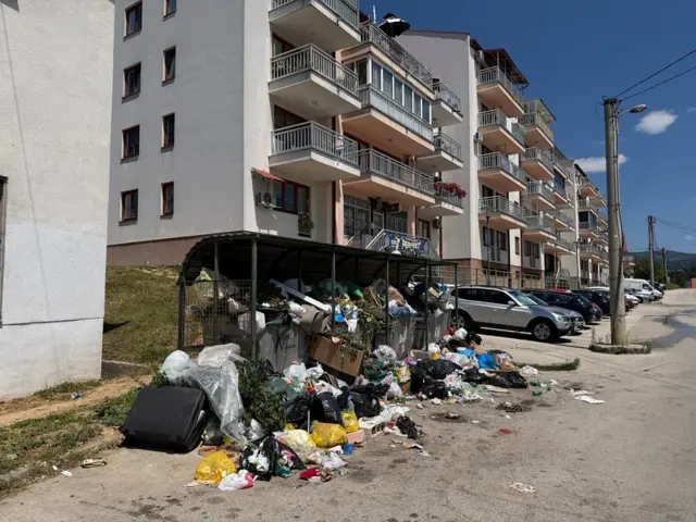 Ред затрпаних контејнера
