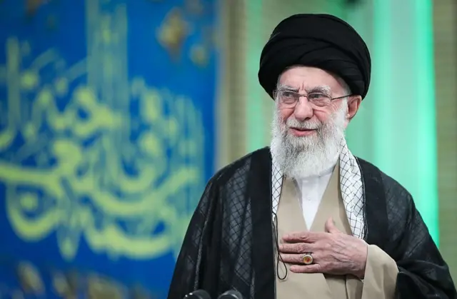 El líder supremo de Irán, el ayatolá Alí Jamenei, posa ante las cámaras con una mano el pecho.