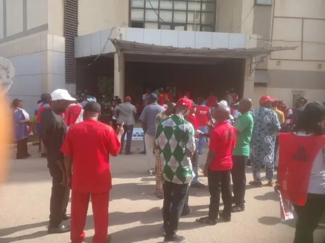 Awọn oṣiṣẹ ti n korajọ niwaju olu ileeṣẹ ẹgbẹ oṣiṣẹ NLC niluu Abuja.