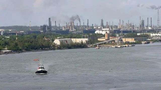 Un barco saliendo del puerto de Tampico, México.