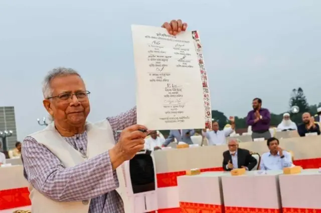 জুলাই সনদ স্বাক্ষর করেছিল অন্তর্বর্তী সরকারের প্রধান উপদেষ্টা মুহাম্মদ ইউনূসসহ বিভিন্ন রাজনৈতিক দলের নেতারা