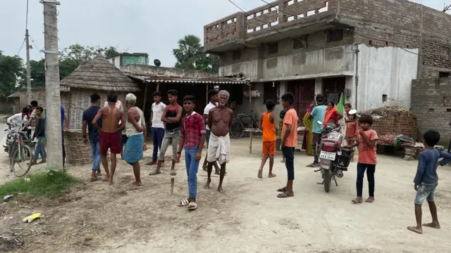 इलाक़े में लोग आमतौर पर 1995 के मशरख़ गोलीकांड पर लोगों में ख़ामोशी ही देखी जाती है