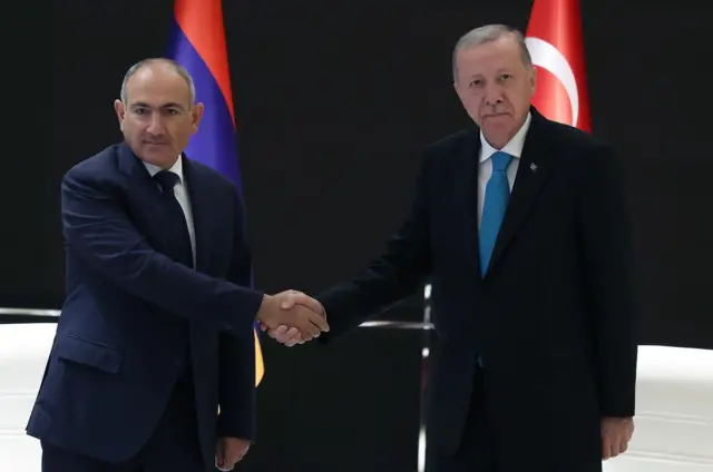 Erdoğan ve Paşinyan el sıkışırken 