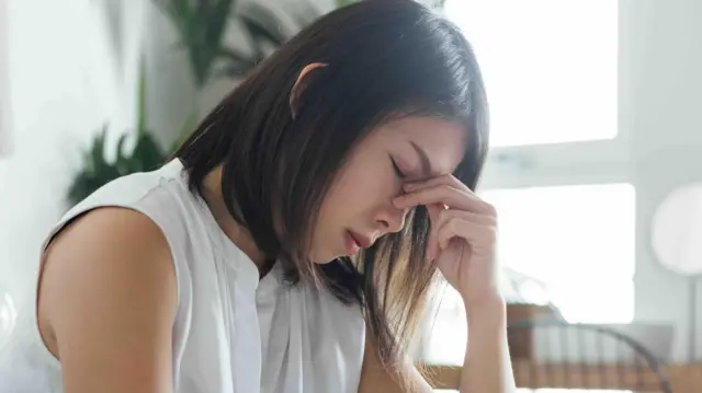 Devojka pognute glave