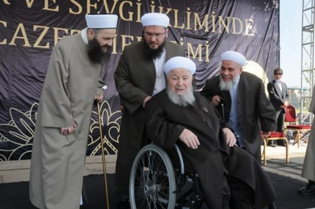 Mahmud Ustaomanoğlu (Tekerlekli sandalyede) ve kamuoyunda “Cübbeli Ahmet Hoca” olarak anılan Ahmet Mahmut Ünlü (Solda). 