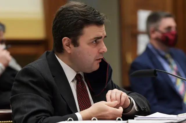 Zúñiga respondiendo a preguntas en un comité del Congreso de EE.UU.