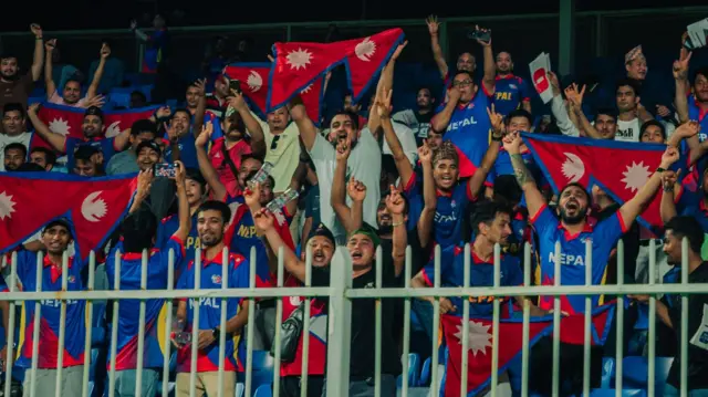 यूएईमा नेपाल र वेस्ट इन्डिजबीच खेल हुँदा उपस्थित नेपाली समर्थकहरू