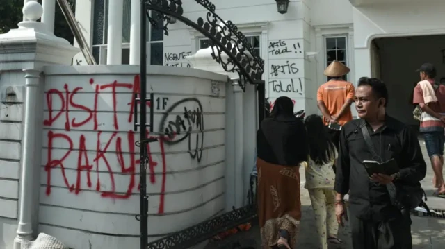 Sejumlah massa tidak dikenal mendatangi rumah anggota DPR Surya Utama atau Uya Kuya di Pondok Bambu, Jakarta Timur, 31 Agustus 2025.
